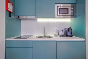 Private kitchen | Microwave, oven, coffee/tea maker, electric kettle - Stylish Porto Studio With City Views (Porto)
