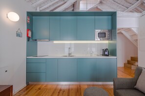 Private kitchen | Microwave, oven, coffee/tea maker, electric kettle - Stylish Porto Studio With City Views (Porto)