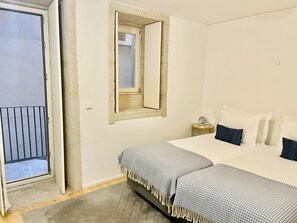 شقة كلاسيكية - غرفتا نوم | 13 عدّة غرف نوم ومكواة/لوح كي