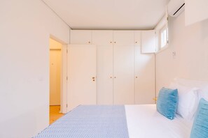 13 dormitorios y tabla de planchar con plancha