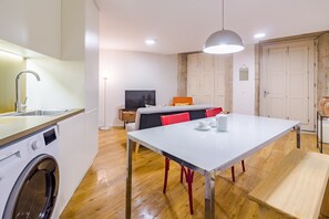 Comfort Apartment, 2 Bedrooms | Dining - Charming Studio, Ideal for Smaller Groups (Porto)