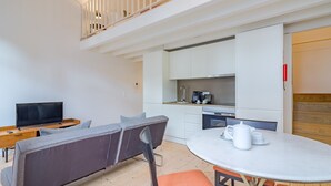 Private kitchen | Coffee/tea maker, fridge, microwave, oven - Charming Studio, Ideal for Smaller Groups (Porto)