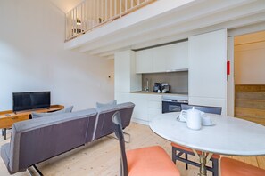 Romantisk lägenhet - 2 sovrum | Eget kök | Kylskåp, mikrovågsugn, ugn och kaffe- och tebryggare