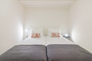 13 عدّة غرف نوم ومكواة/لوح كي