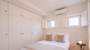 13 bedrooms, iron/ironing board - Charming Studio, Ideal for Smaller Groups (Porto)