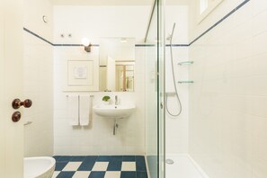 Kamar mandi | Shower dan pengering rambut