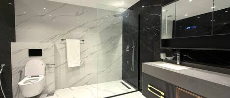 Dusche, Haartrockner, Handtücher, Toilettenpapier