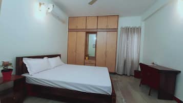 3 habitaciones, tabla de planchar con plancha, wifi y ropa de cama