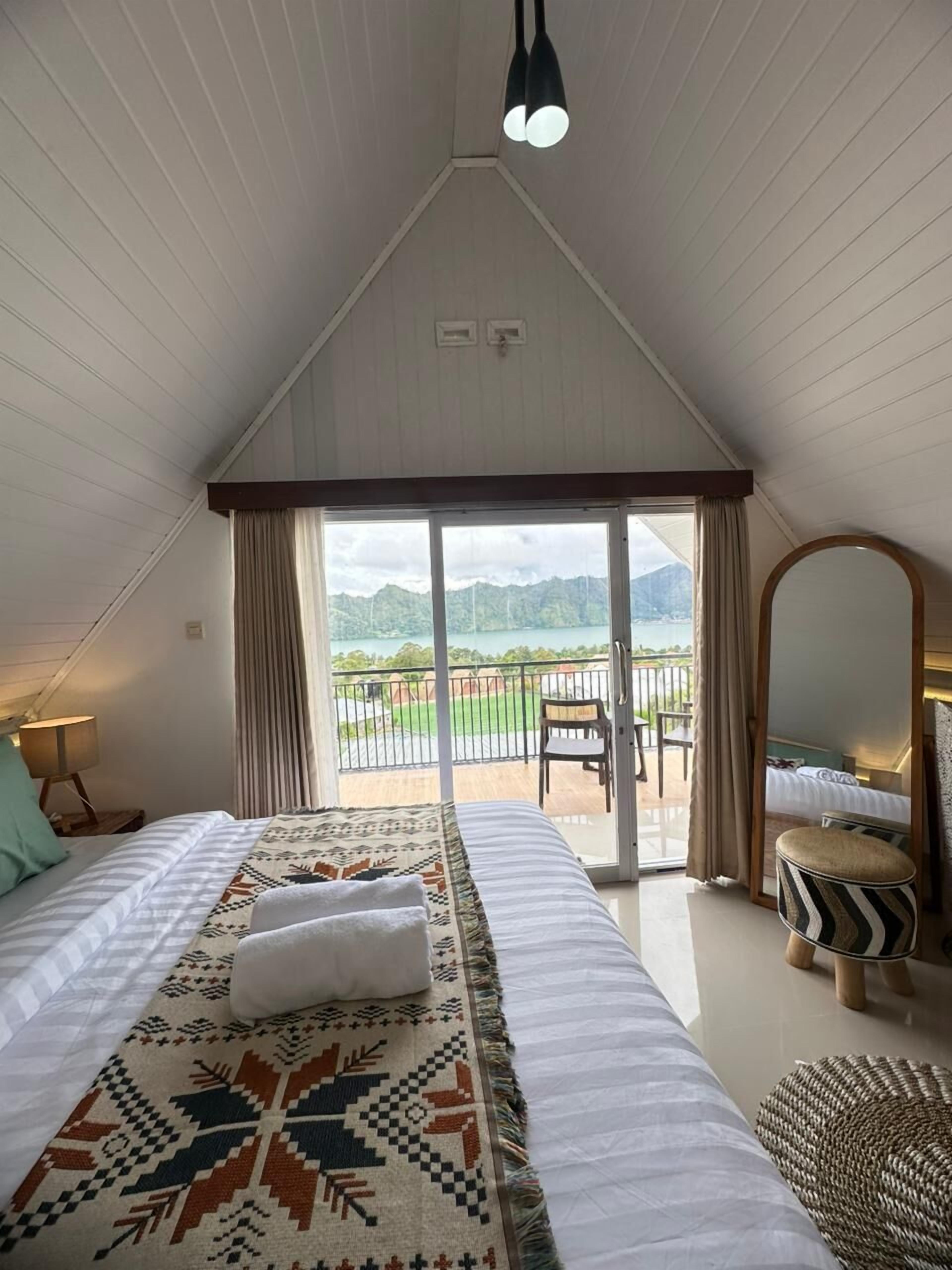 Deluxe Room, Balcony, Lake View