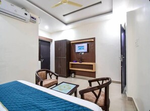 Deluxe Room, Balcony | Desk, laptop workspace, free WiFi