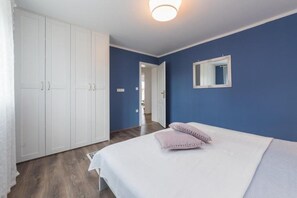 2 bedrooms, iron/ironing board, WiFi, bed sheets
