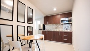 Micro-ondas, cooktop, talheres/pratos/utensílios de cozinha