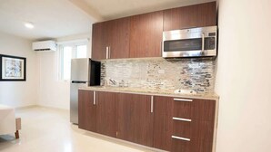 Micro-ondas, cooktop, talheres/pratos/utensílios de cozinha