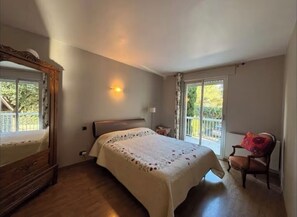 4 bedrooms, iron/ironing board, WiFi, bed sheets