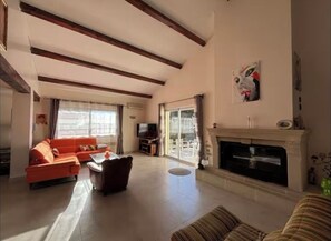 Smart TV, fireplace
