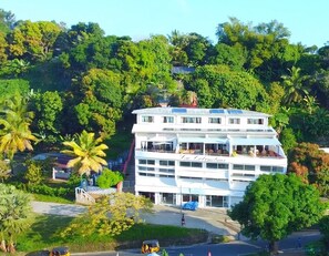 Vista frontal de la propiedad