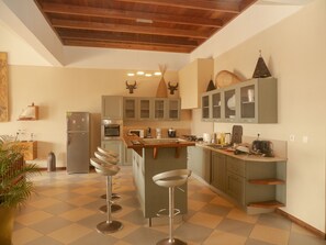 Apartament Comfort, 2 dormitoris, balcó, vistes a l'oceà | Cuina privada | Frigorífic gran, cafetera i tetera, arrossera i trona
