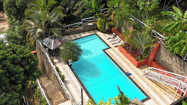Piscina a l'aire lliure i para-sols
