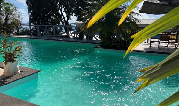 Outdoor pool, pool umbrellas - La Colombine (Nosy Boraha)
