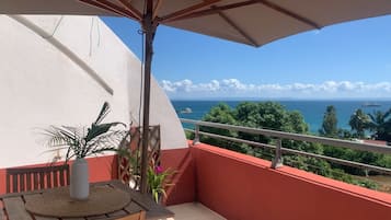 Departamento Confort, balcón, vista al océano | Balcón