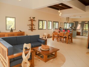 Room 2-AILE DE BRONZE | Living room