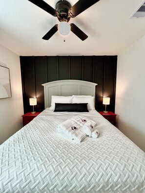 3 habitaciones, escritorio y tabla de planchar con plancha 