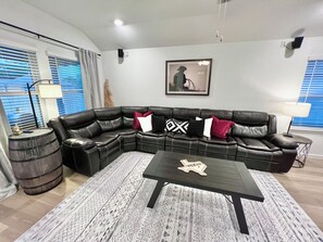 Téléviseur connecté, table de baby-foot, livres