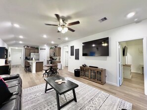 Téléviseur connecté, table de baby-foot, livres