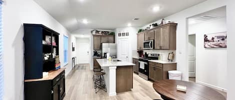 Een koelkast, een microgolfoven, een oven, een kookplaat