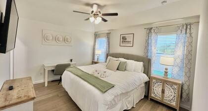 GIG 'EM LANE - King Bed - 75" Smart TV - Coffee Bar
