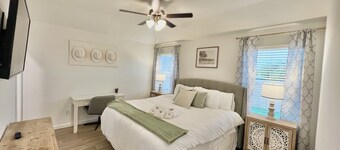 King Bed - 75" Smart TV - Coffee Bar - Near TAMU/ Hospital/ Shopping/ Dining