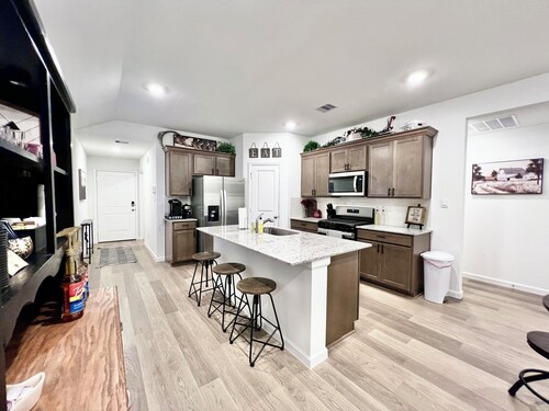 GIG 'EM LANE - King Bed - 75" Smart TV - Coffee Bar