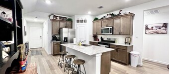 GIG 'EM LANE - King Bed - 75" Smart TV - Coffee Bar