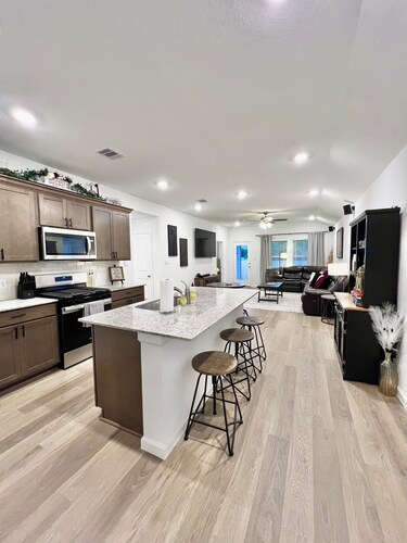 GIG ’EM LANE • 3BR • Grill & Fire Pit • Coffee Bar • 75" TV • Near Hwy 6