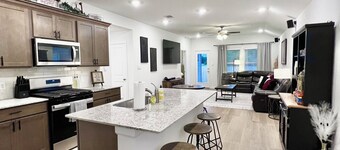 GIG ’EM LANE • 3BR • Grill & Fire Pit • Coffee Bar • 75" TV • Near Hwy 6