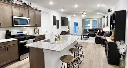 GIG ’EM LANE • 3BR • Grill & Fire Pit • Coffee Bar • 75" TV • Near Hwy 6