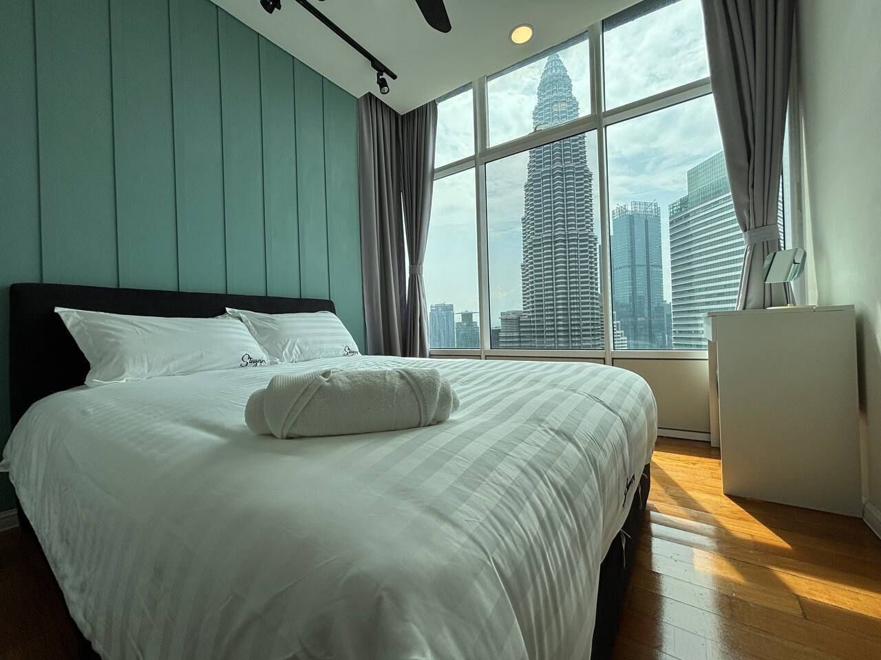 3 Bedroom Apartment with KLCC View | Free WiFi, bed sheets
