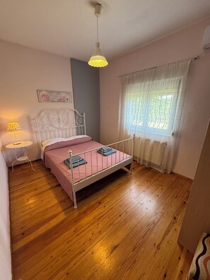 2 bedrooms, iron/ironing board, WiFi