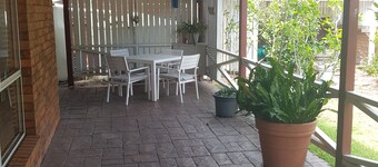 BANYA BLISS - quiet, cosy unit close to beach, cafes, bowls club and RSL