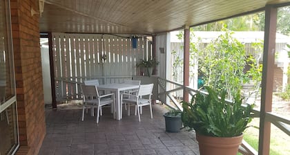 BANYA BLISS - quiet, cosy unit close to beach, cafes, bowls club and RSL