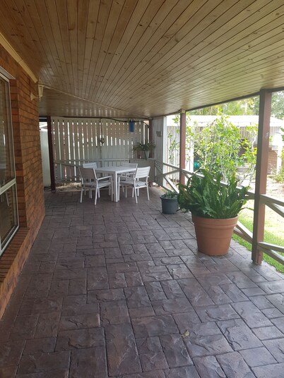 BANYA BLISS - quiet, cosy unit close to beach, cafes, bowls club and RSL