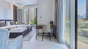 Luxury-Apartment, Stadtblick | Zimmersafe, Schreibtisch, laptopgeeigneter Arbeitsplatz