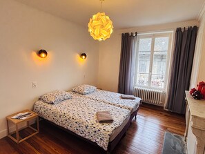 4 bedrooms, iron/ironing board, free WiFi, bed sheets - Gite du Canal at the foot of the Grand Colombier - Ideal for large groups! (Artemare)