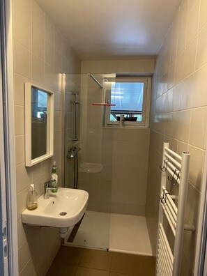 Dusj, hårføner, håndklær og såpe