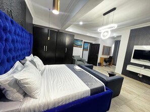 5 bedrooms, iron/ironing board, WiFi, bed sheets