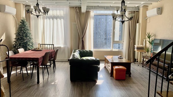 Familienapartment, Stadtblick | Wohnbereich | 42-cm-Smart-TV mit Kabelempfang