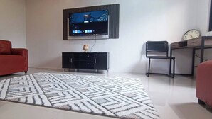 Zimmer, Mehrere Schlafzimmer, Balkon | Wohnbereich