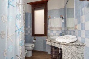 Shower, bidet - Comfortable house in the historic center of Orosei (Orosei)