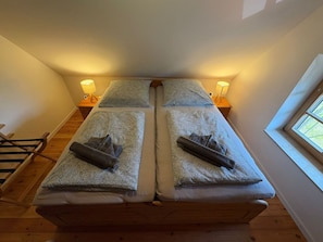 3 bedrooms, desk, WiFi, bed sheets