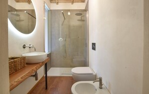 Shower, hair dryer - Stunning Home In Poppi (Poppi)